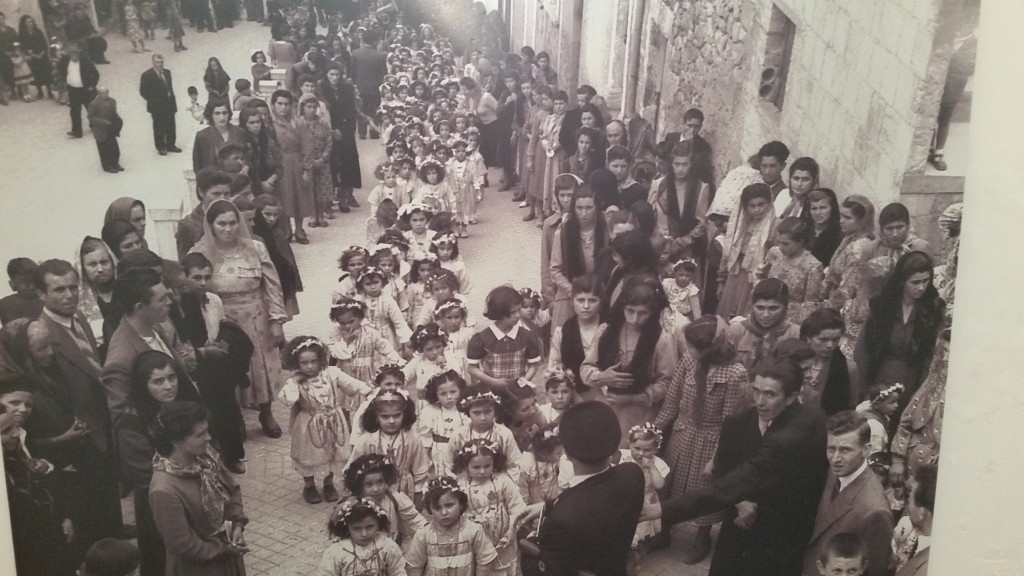 Un'immagine del secolo scorso, bimbe dai 6 ai 13 anni sfilano dalla chiesa della Madonna di Carpineto fino al centro del paese e si mostrano ai concittadini.