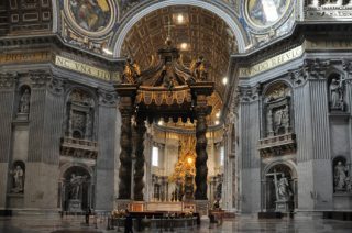Basilica di San Pietro in Vaticano. A sinistra la Cappella della Veronica, in uno dei quattro pilastri che sorreggono la cupola